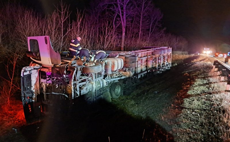 Accident pe centura Vâlcele-Apahida. Trei autovehicule implicate, printre care și un camion răsturnat