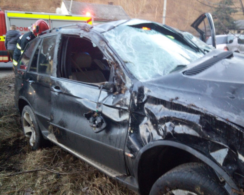 Copil de 9 ani, rănit într-un accident rutier în Dej. Mașina în care se afla s-a răsturnat