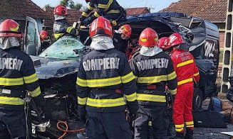 Accident cu trei mașini pe Cluj - Oradea. O persoană a rămas încarcerată/ Traficul a fost oprit