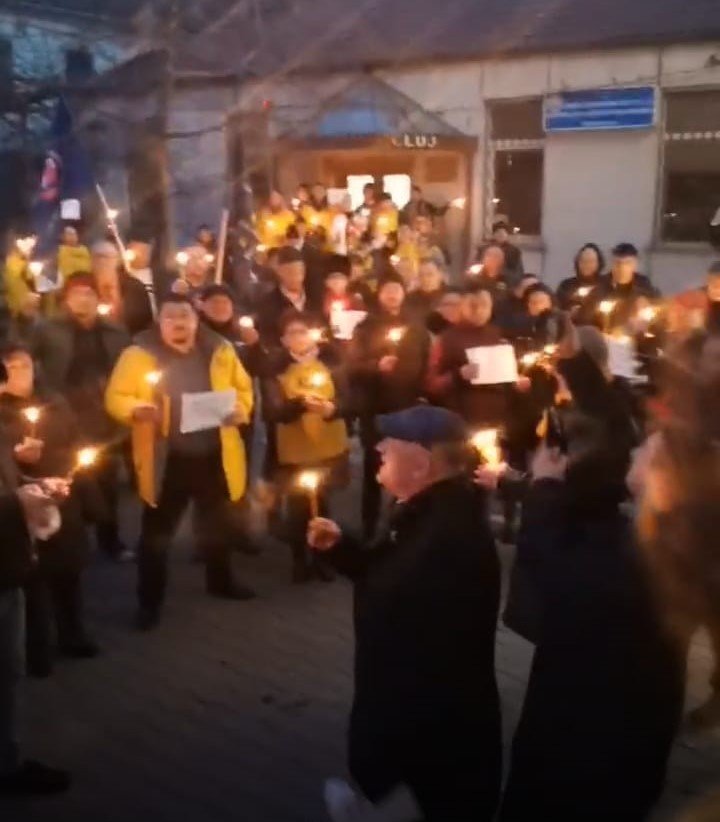 Protest AUR la Cluj împotriva comasării alegerilor: „Aprindem o lumânare pentru decesul democrației”