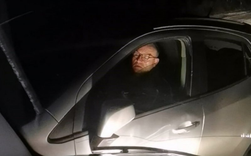 Un primar din Cluj a urcat beat la volan și a făcut accident. Celălalt șofer l-a filmat cum mânca zăpadă, să-și scadă alcoolemia