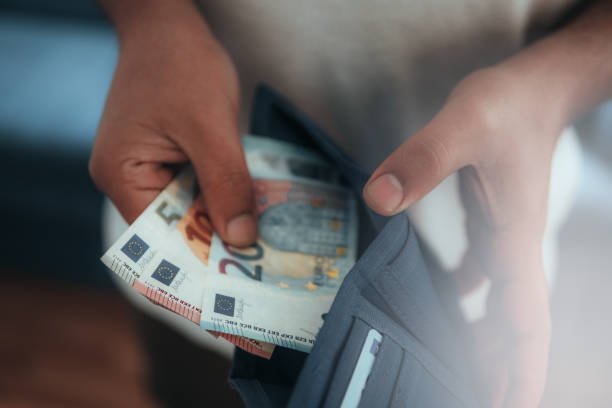 Clujean înșelat cu două bancnote de 500 de euro false. Escrocul, prins băut la volan prin Mărăști, cu alți bani falși în buzunar