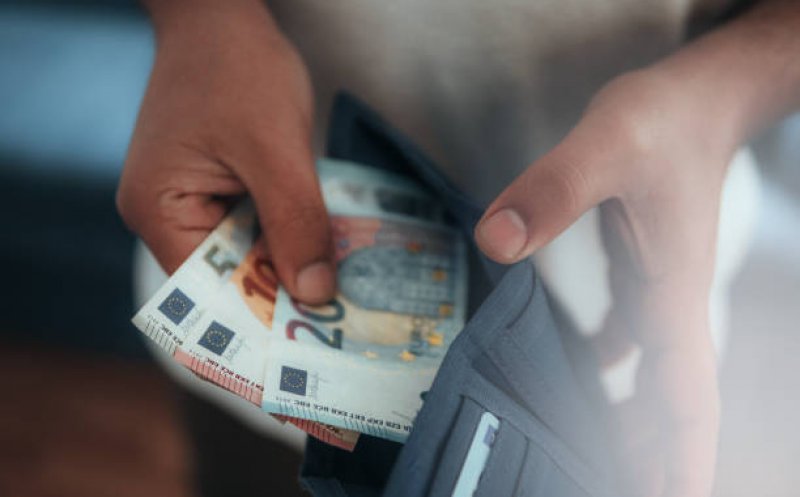 Clujean înșelat cu două bancnote de 500 de euro false. Escrocul, prins băut la volan prin Mărăști, cu alți bani falși în buzunar