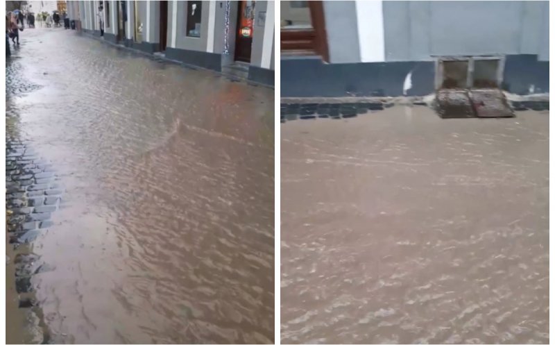 O stradă din centrul Clujului s-a făcut pârâu în urma ploilor. "Așteptăm gondolierii"