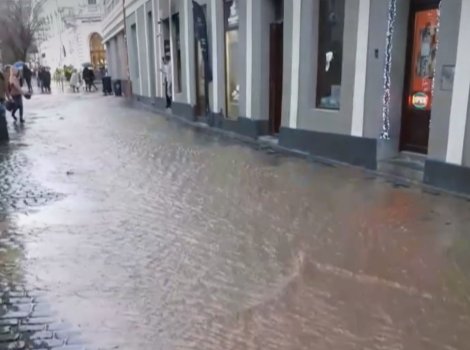 Strada Matei Corvin din Cluj, inundată din cauza unei avarii