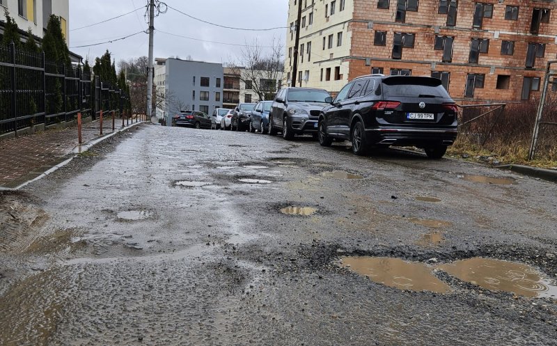 Clujenii de pe Miko Imre, exasperați! Cer de ani de zile asfaltarea străzii, municipalitatea îi amână