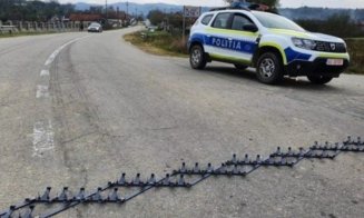 Urmărire ca-n filme! Un bărbat care și-a bătut soția a încercat să fugă de polițiști cu mașina/ A fost oprit cu un dispozitiv "Spike"