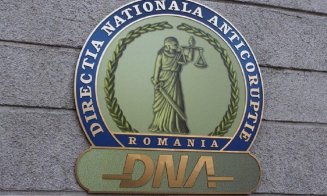 Șeful Vămii București, reținut de DNA. A luat mită 400 de perechi de adidași și 1.000 de parfumuri contrafăcute