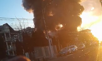 IMAGINI cu fumul dens care a acoperit oraşul Cluj-Napoca în urma incendiului de pe Calea Baciului