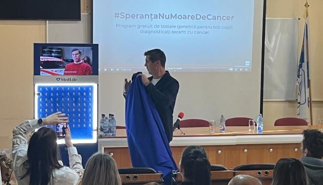 Mihai Leu, gest de aur la Cluj-Napoca! A oferit 21 de fundițe aurii copiilor care se luptă cu cancerul