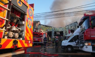 Pompierii clujeni, eroii zilei! Peste 85 de salvatori ISU s-au luptat ore în șir cu focul care a cuprins o hală în Baciu