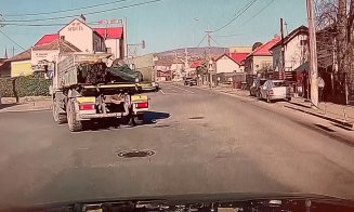 Viaţa bate filmul: Thriller cu un camion Bratner care îşi pierde încărcătura uriaşă... din mers