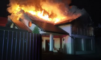 INCENDIU noaptea trecută la o casă din Apahida / Pompierii nu au avut posibilitatea să alimenteze cu apă în apropiere