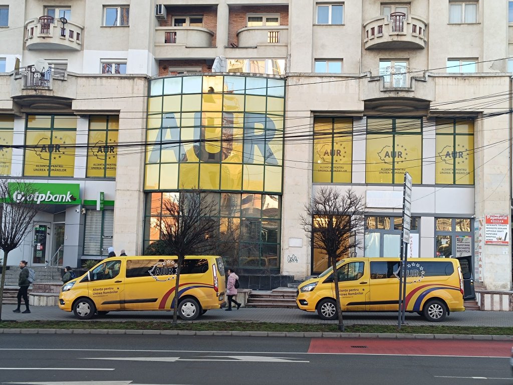 AUR Cluj începe campania pentru "comasate" cu limuzinele pe trotuar