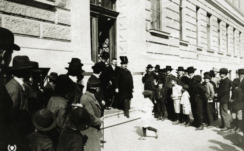 Alexandru Vaida-Voievod, ieșind din clădirea Colegiului Unitarian din Cluj
