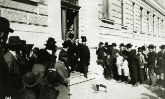 Alexandru Vaida-Voievod, ieșind din clădirea Colegiului Unitarian din Cluj