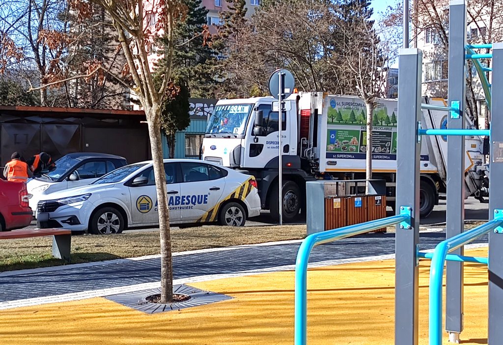 Locuri de parcare gratis pe trotuarele nou-nouţe ale unui părculeţ din Mănăştur / Nici maşina de salubritate nu mai are acces