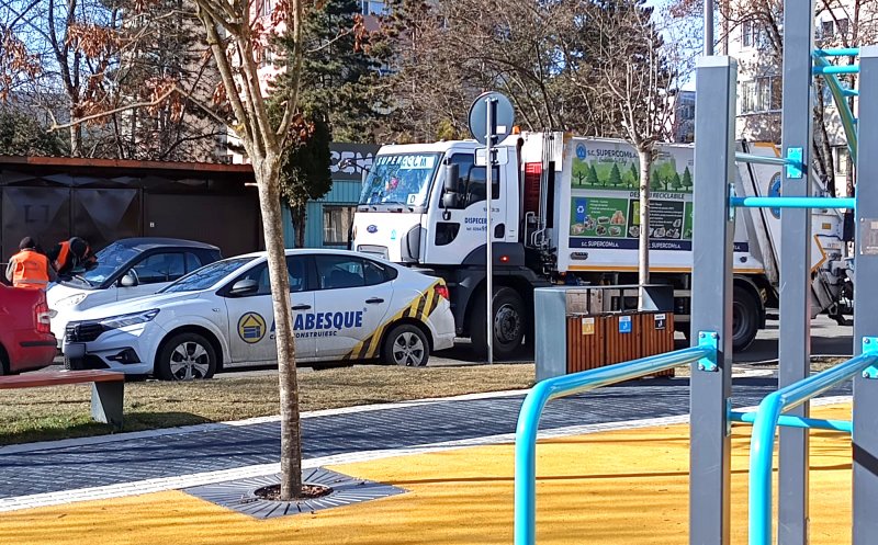 Locuri de parcare gratis pe trotuarele nou-nouţe ale unui părculeţ din Mănăştur / Nici maşina de salubritate nu mai are acces