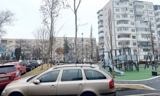 Locuri de parcare gratis pe trotuarele nou-nouţe ale unui părculeţ din Mănăştur / Nici maşina de salubritate nu mai are acces