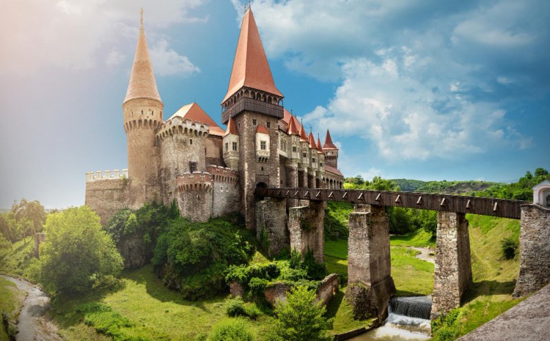 Cum să ajungi din Cluj la cel mai frumos castel medieval din România: Descoperă istoria fascinantă a Castelului Corvinilor