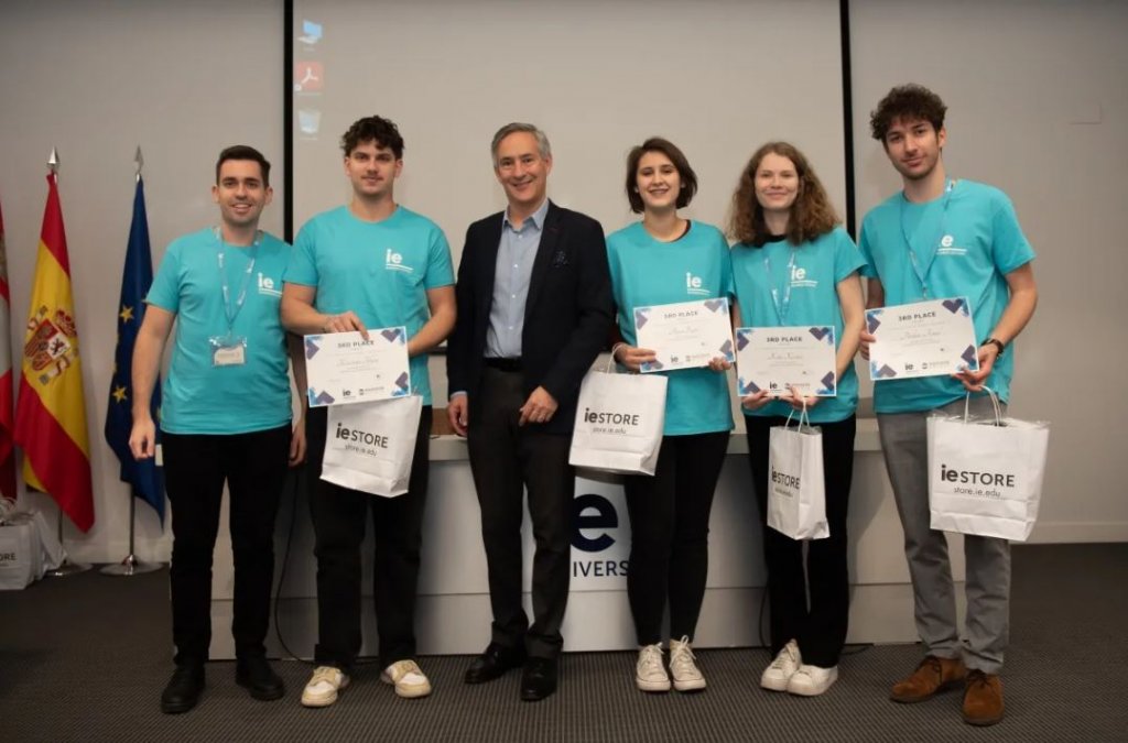O echipă de studenți ai UBB Cluj, medaliată la competiția de studii de caz de la Madrid