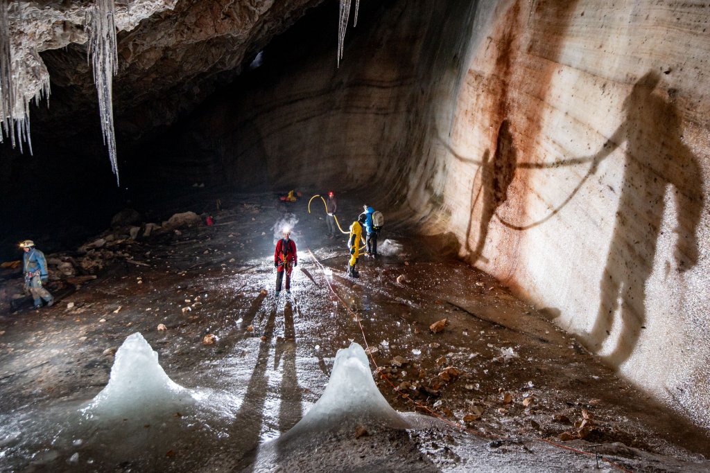 Atelier de cercetare în paleoclimatologie într-o peșteră din Apuseni. Au participat specialiști din România și alte opt ţări