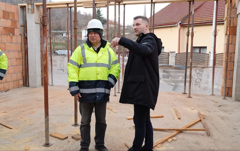 Primarul Pivariu, vizită pe șantierul noii grădinițe din Tăuți: „Ar putea fi gata până la sfârșitul anului, înainte de termen”