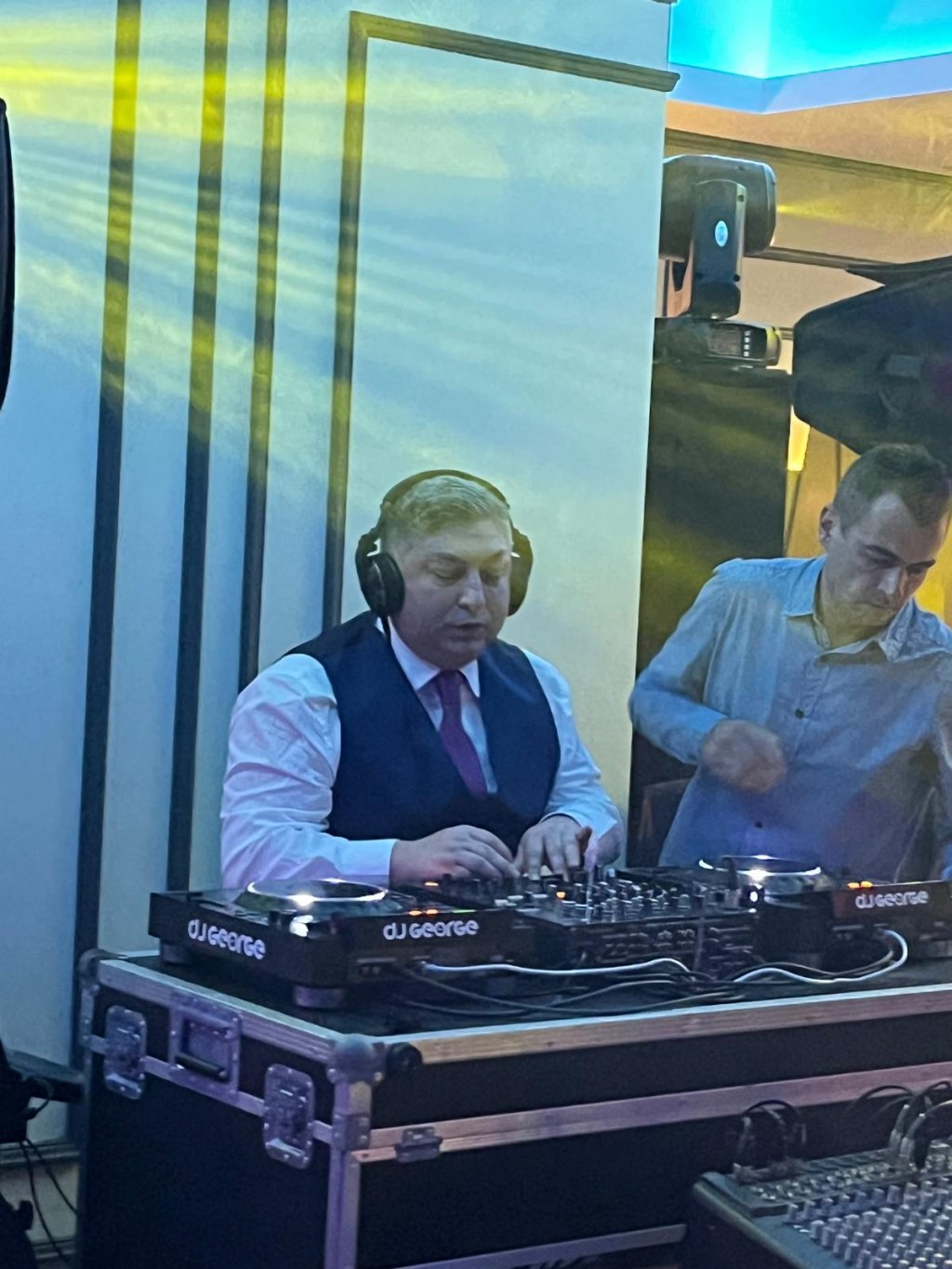 DJ Tișe a revenit la „butoane”. Șeful CJ Cluj a dat tonul distracției la petrecerea de 8 martie