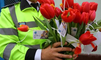 Polițiștii locali le-au dăruit flori clujencelor de Ziua Femeii