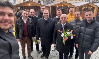 Liberalii clujeni, în frunte cu primarul Boc, au oferit flori femeilor de 8 Martie