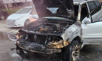 Incendiu pe o stradă din Cluj-Napoca. O mașină a luat foc