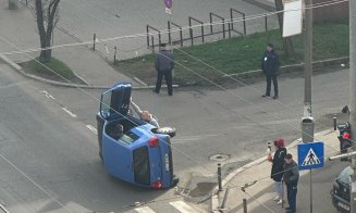 Mașină răsturnată pe o stradă din Cluj-Napoca. Ce s-ar fi întâmplat