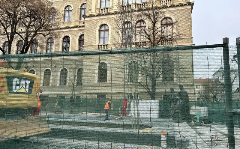 Grupul statuar „Școala Ardeleană”, pus pe soclu. Când vor fi gata lucrările pe Kogălniceanu, Universității și străzile adiacente