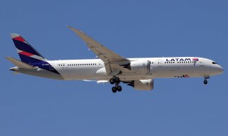 Momente de groază în timpul unui zbor. Toți pasagerii care nu erau legați cu centura s-au izbit de tavan / "Se auzeau urlete din tot avionul"