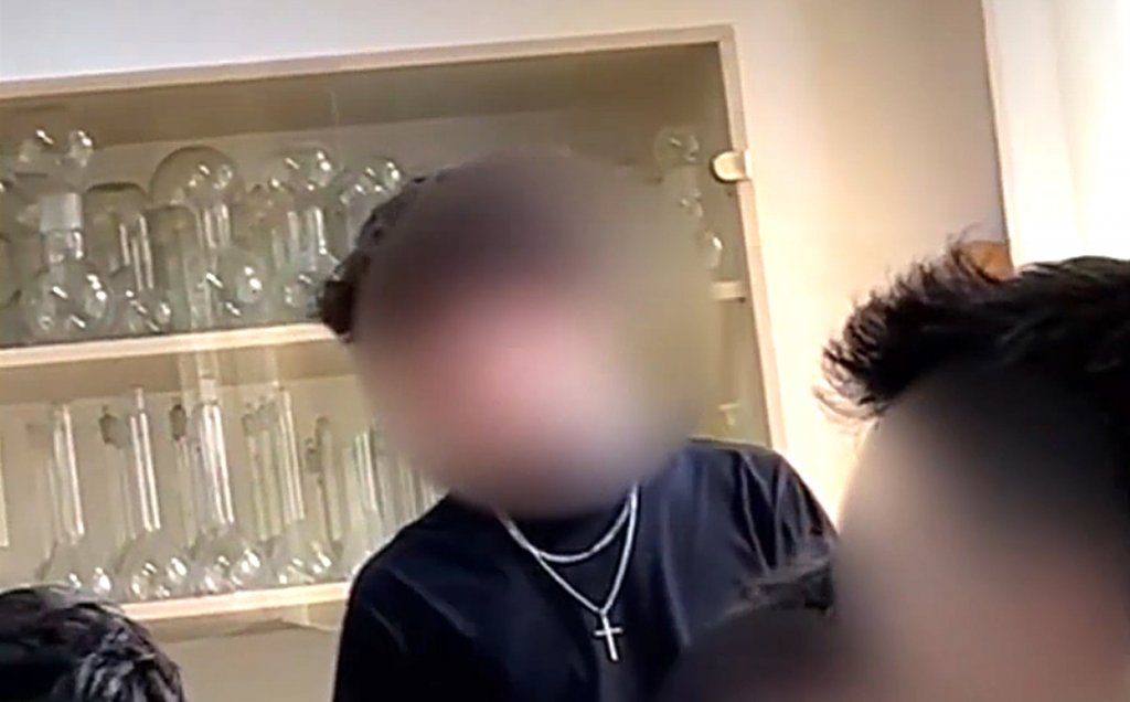 Elevul care și-a bătut diriginta cu pumnii și picioarele în față și abdomen până a băgat-o în spital este liber să revină la școală