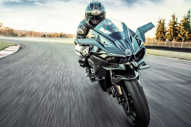 Viață mai ușoară pentru motocicliști și scuteriști! Scapă de triunghiurile reflectorizante, trusa de prim-ajutor şi de extinctori
