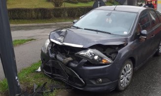 ACCIDENT în Cluj-Napoca. Femeie transportată la spital după ce a intrat cu mașina într-un stâlp