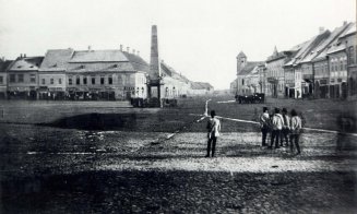 Piața Uniri, înainte și după 1859 (anul construcției turnului Sf. Mihail)