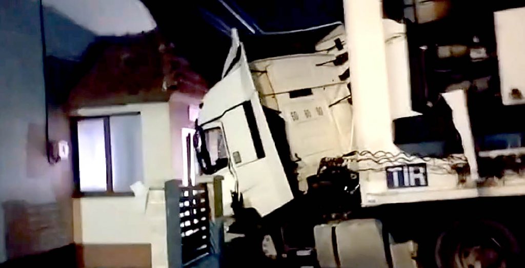 ACCIDENT în judeţul Cluj: A intrat cu TIR-ul în biserică noaptea trecută