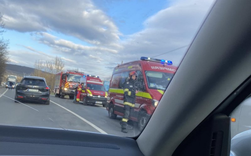 ACCIDENT rutier cu victime, în apropiere de Cluj-Napoca. O fetiță de 11 ani și un tânăr de 20 de ani, transportați la spital