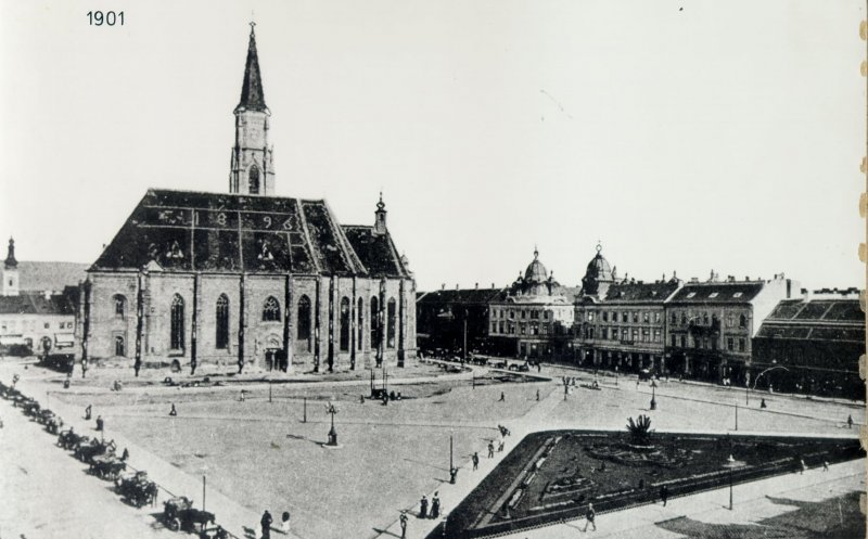 Piața Unirii: 1895-1901. Coloana Carolina mutată, platoul pietruit, se pregătește statuia lui Matei Corvin