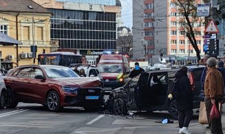 ACCIDENT între două mașini, în Piața Mihai Viteazu! SMURD-ul la fața locului / Trafic blocat