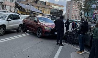 ACCIDENT rutier în Piața Mihai Viteazu! SMURD-ul la fața locului / Trafic blocat