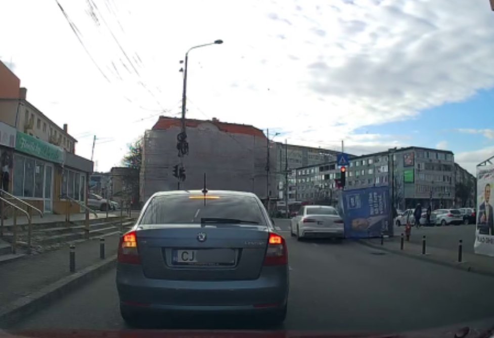 Panou cu șeful USR, Cătălin Drulă, CĂZUT peste mașina unui clujean. Reacția partidului creează revoltă între șoferi: „Fi-mi-ar scârbă de voi”
