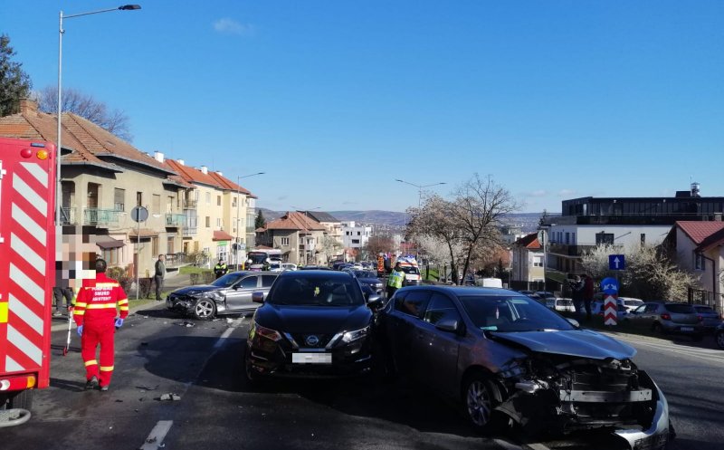 ACCIDENT pe Calea Turzii cu 5 autoturisme şi 8 persoane implicate / Trafic blocat