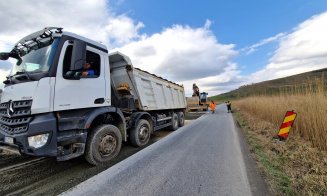 Un nou drum județean din Cluj a intrat în reparații. Este tranzitat de zeci de mii de turiști