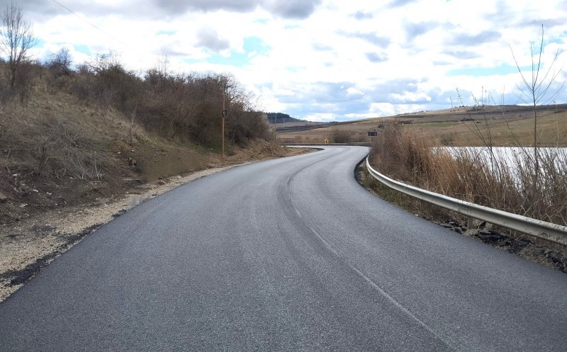 Continuă modernizarea unui important drum județean din Cluj. Se toarnă și asfalt