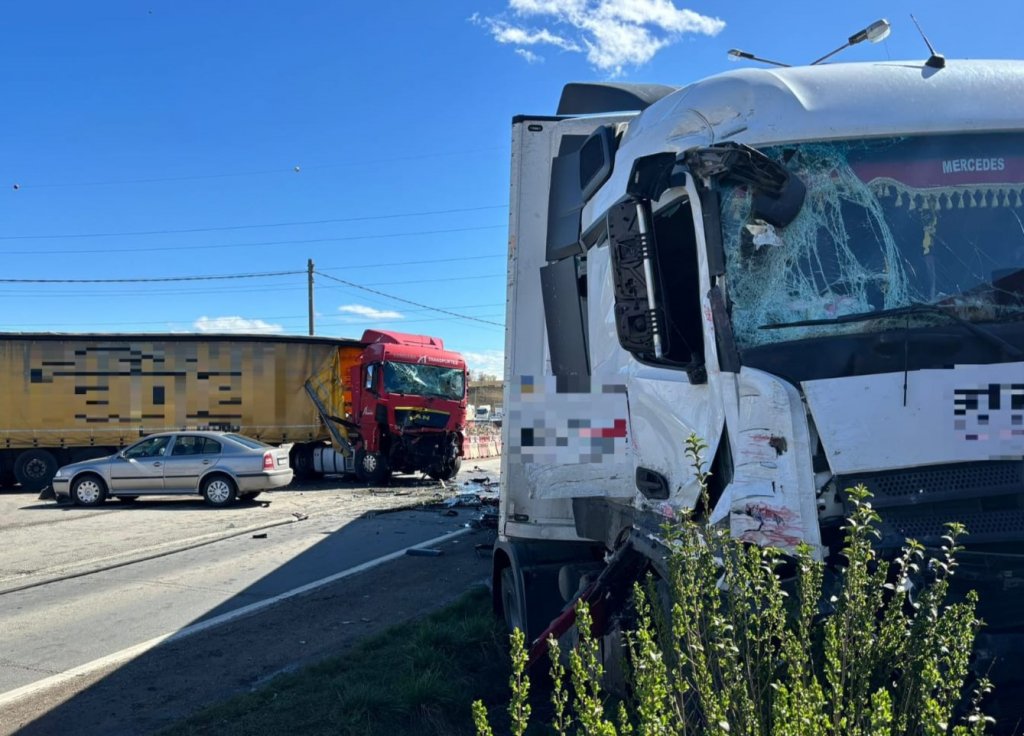 Cum s-a produs carambolul din Turda? Patru autovehicule, făcute PRAF / Bărbat, transportat la spital