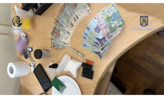 Trei traficanți de droguri, prinși în flagrant la Cluj-Napoca. Unul dintre ei avea asupra lui peste 60.000 de euro și substanțe periculoase