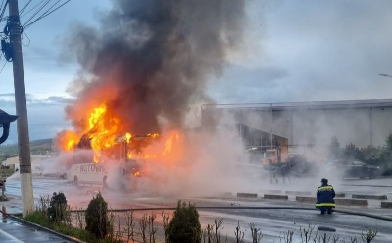 La un pas de o tragedie uriașă. Un autocar care transporta 30 de elevi a luat FOC